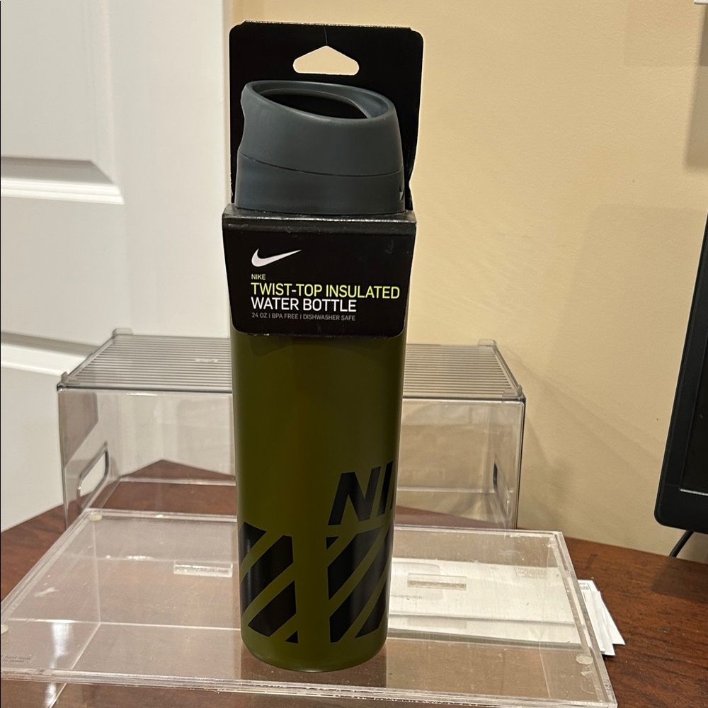 Nike twist top insulated water bottle